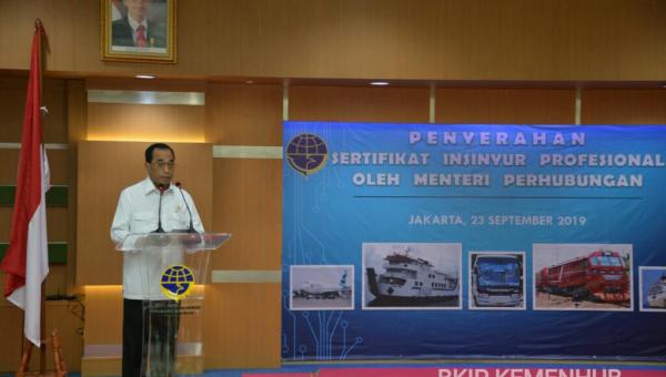 Menhub Budi Karya saat penyerahan sertifikat insinyur perkeretaapian. (Foto: Kemenhub)