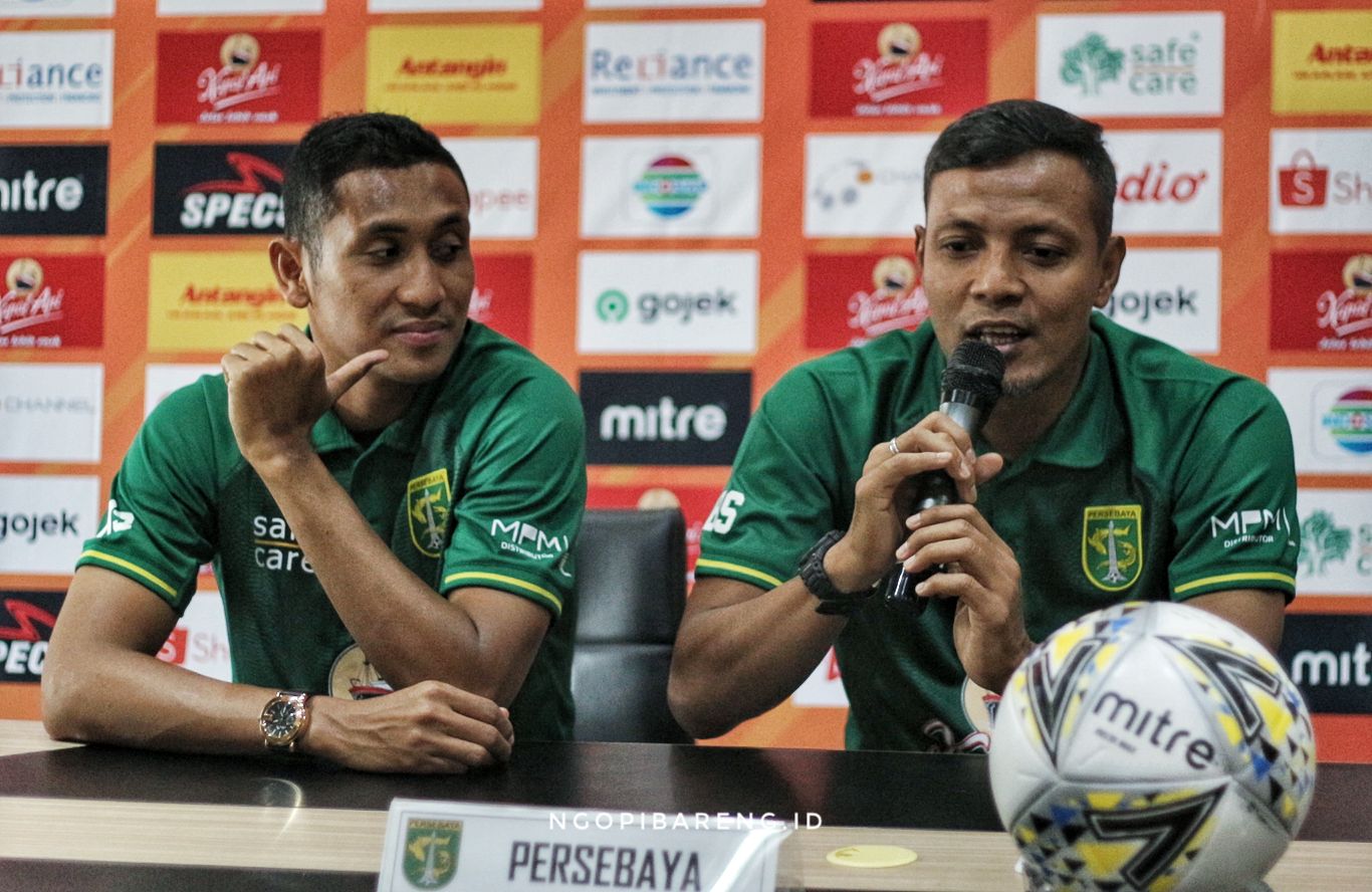 Asisten pelatih Persebaya, Bejo Sugiantoro bersama pemain M. Syaifuddin saat presscon prematch lawan Bali United. (Foto: Haris/ngopibareng.id)