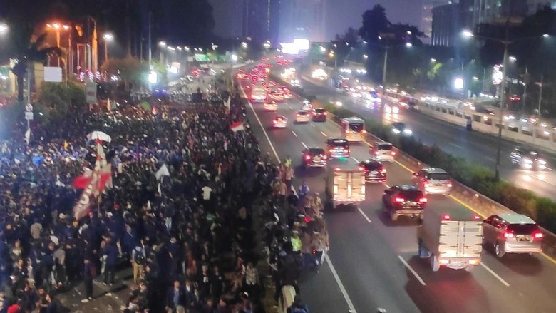 Massa aksi tolak Revisi UU KPK dan KUHP memadati tol dalam kota arah Slipi-Pancoran, tepat di depan Gedung DPR RI. 