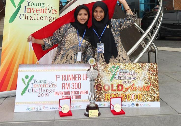 Peneliti muda asal SMA Negeri I Kedungpring, Lamongan, yakni Siti Nur Kholisah dan Suprihatin, berhasil merebut medali emas YIC 2019 di Malaysia. (Foto: Kemendikbud)