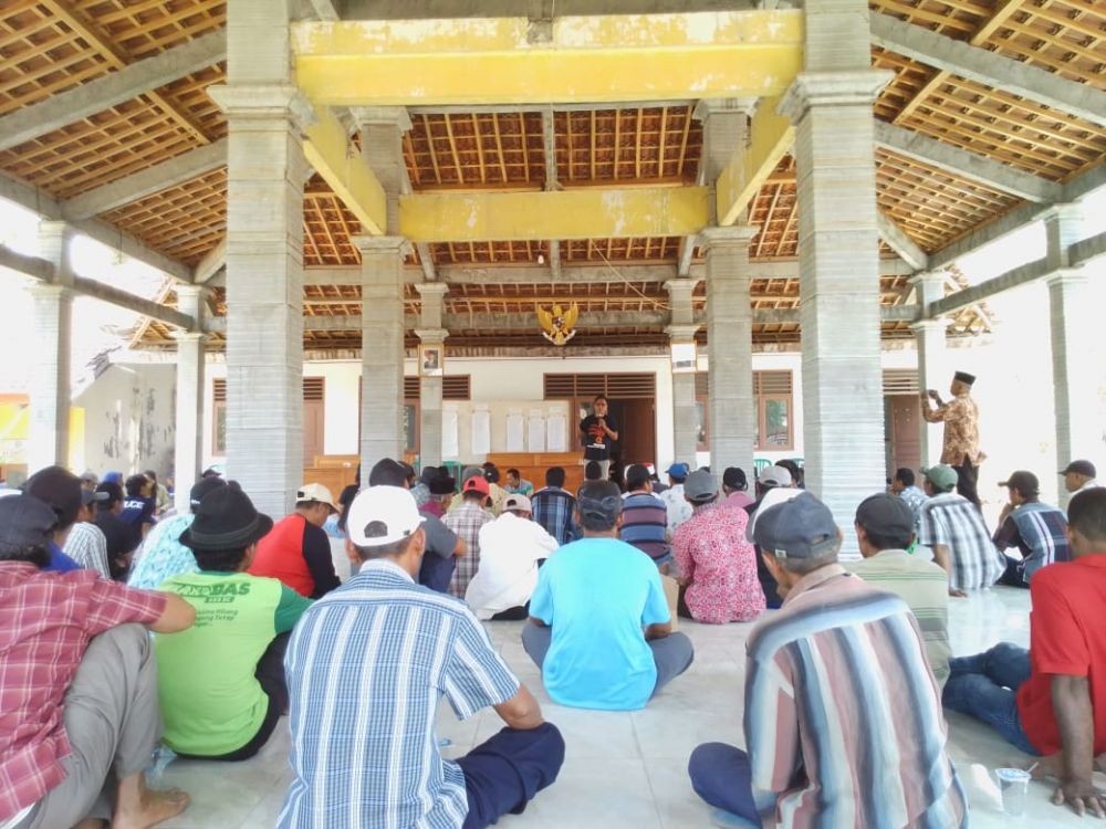 Para Petani Hutan Lamongan saat musyawarah membahas persoalan Izin Pemanfaatan Hutan Perhutanan Sosial (IPHPS), Senin 23 September 2019. (Foto: Nasih/ngopibareng.id)