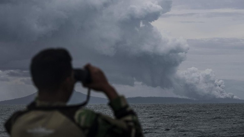 Petugas memantau erupsi Gunung Anak Krakatau. (Foto: dok/antara)