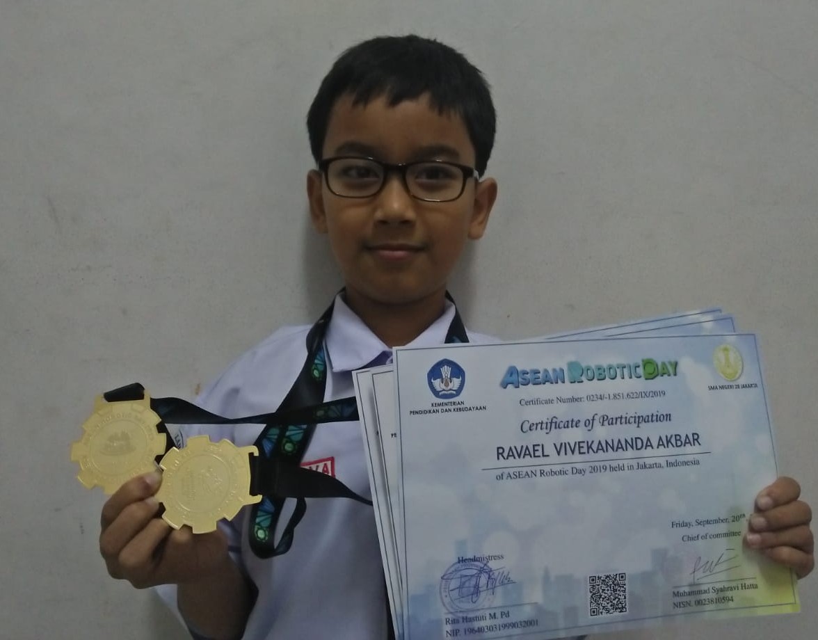 Ravael Vivekananda Akbar, siswa SD Al Falah Surabaya memperlihatkan dua medali yang ia raih pada kompetisi ASEAN Robotic Day 2019. (Foto: Istimewa)