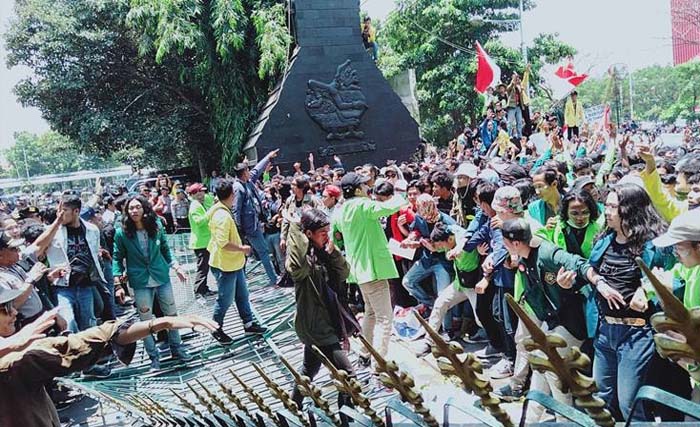 Gerbang kantor Gubernur Jawa Tengah roboh didorong oleh mahasiswa yang memaksa bertemu Gubernur Jawa Tengah Ganjar Pranowo. (Foto:BisnisJateng)