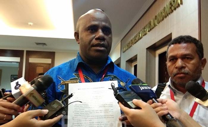 Ketua DPRD Maybrat, Papua Barat, Ferdinando Solossa menunjukkan surat berisi 8 tuntutan kepada Presiden Jokowi, hari Selasa. (Foto:JPNN)