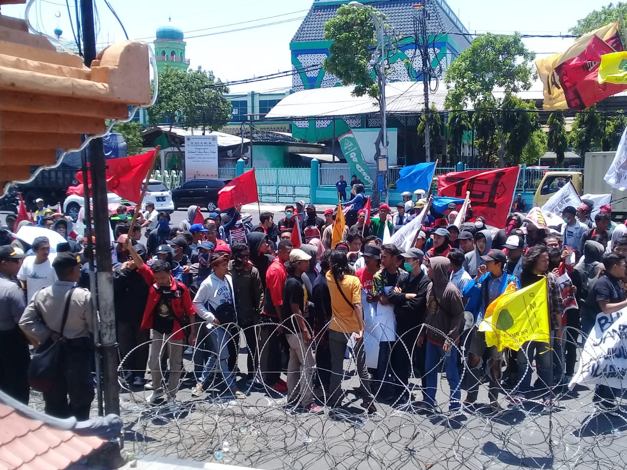 Massa dari Aliansi Tani Jawa Timur saat berunjuk rasa di depan DPRD Jatim. (Foto: Faiq/ngopibareng.id)