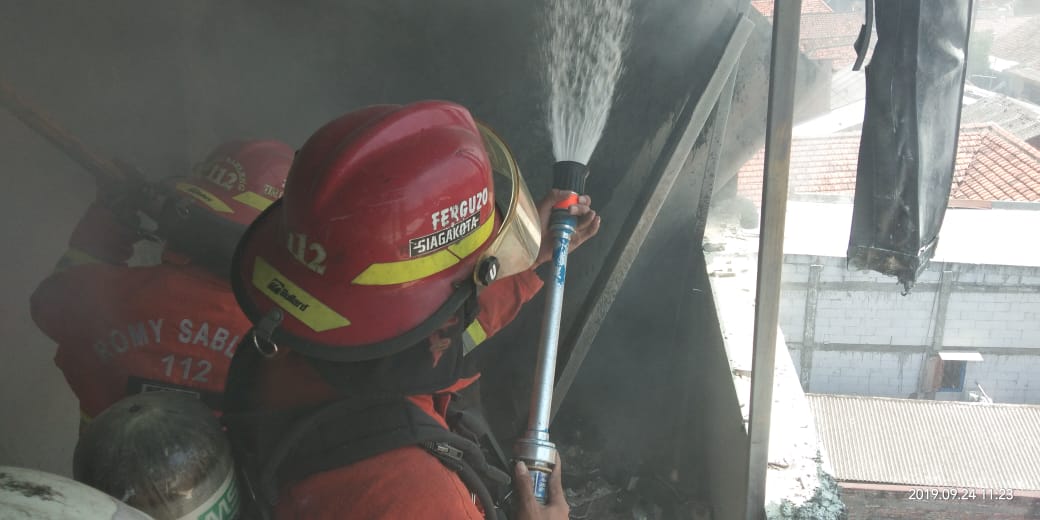 PMK saat memadamkan api di lantai 4 Mega Pratama Insurance. (Foto: Istimewa)