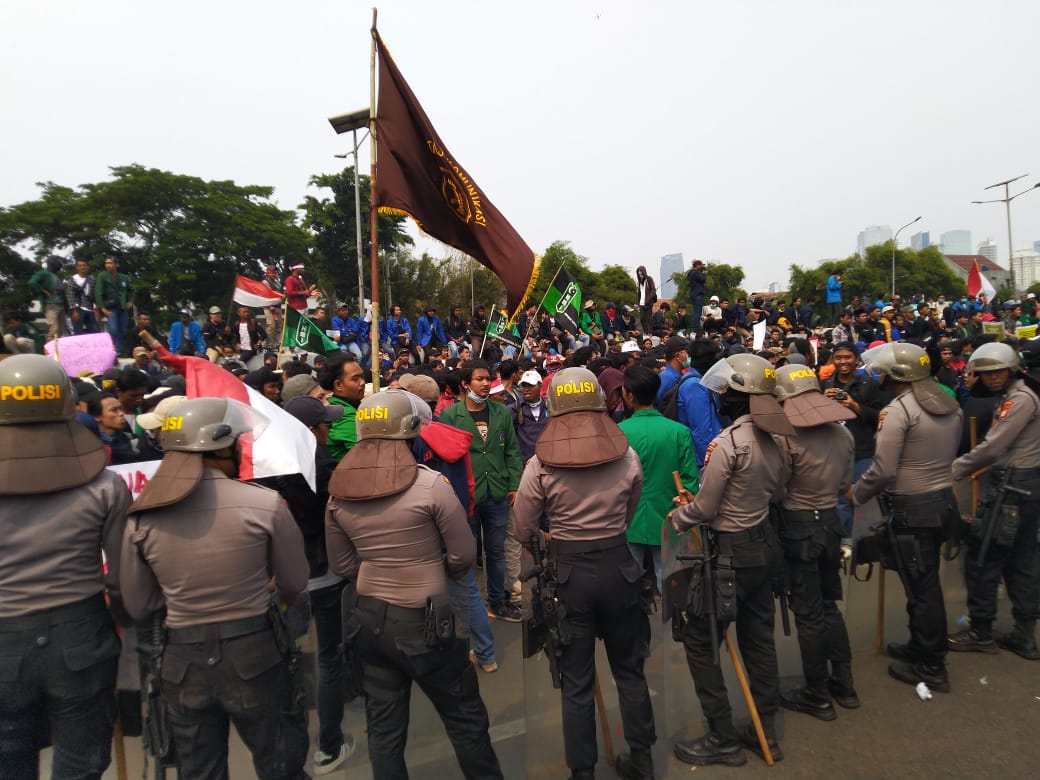 Aksi massa di Gedung DPR RI masih berlangsung, meski pengesahan 4  RUU telah ditunda. (Foto: Asmanu/ngopibareng.id)