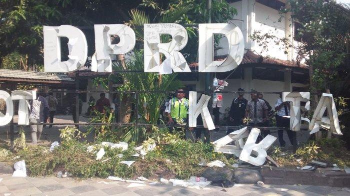 Taman depan DPRD Surakarta rusak paska aksi #BengawanMelawan, Selasa, 24 September 2019. (Foto: trinbunnews.com)