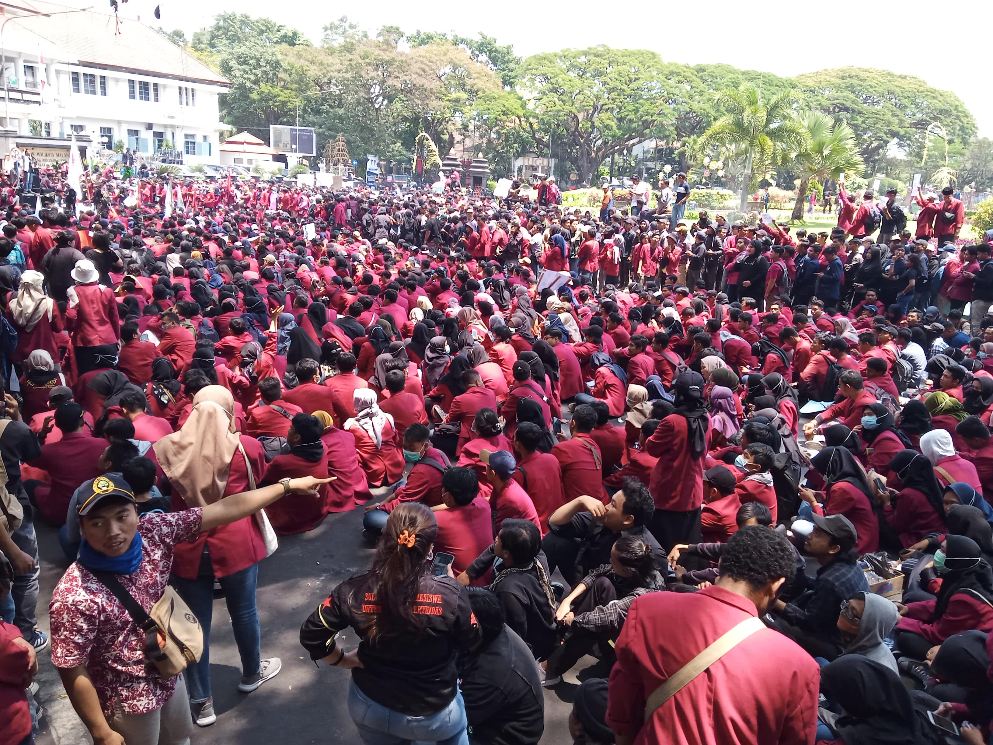 Kumpulan massa aksi Aliansi Rakyat untuk Demokrasi (ARD) saat berdemonstrasi di depan Gedung DPRD Kota Malang (Theo/ngopibareng.id)
