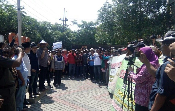 Para petani menggelar unjuk rasa di DPRD Lamongan. (Foto: Nasih/ngopibareng.id)