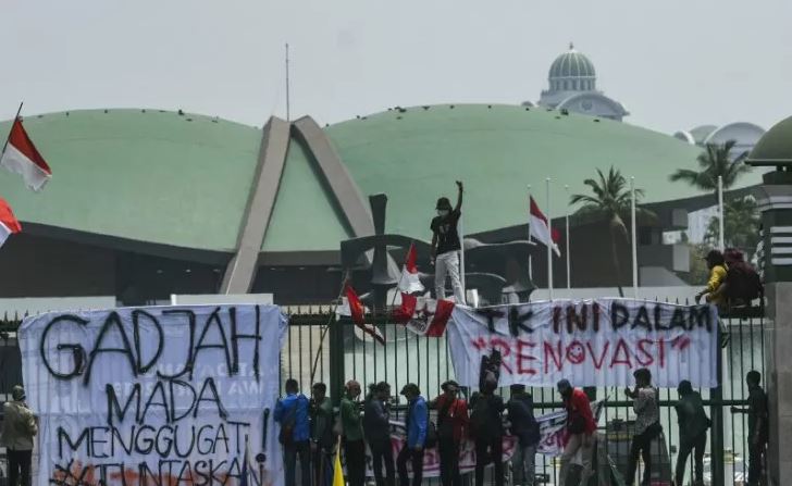 Sejumlah mahasiswa dari berbagai perguruan tinggi di Indonesia menggelar demo di depan gedung DPR, Jakarta, Selasa 24 September 2019. (Foto: Antara/Muhammad Adimaja)