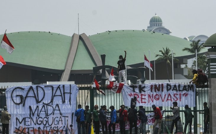 Massa mahasiswa berunjukrasa di depan Gedung DPR. (Foto: Dok/Antara)