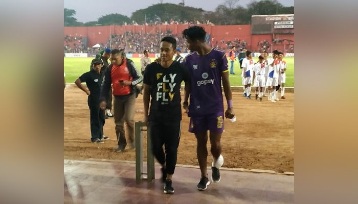 Usai laga melawan Mitra Kukar, kaki pemain depan Persik Kediri Septian Satria Bagaskara terlihat diperban. (Foto: Fendhy/ngopibareng.id)