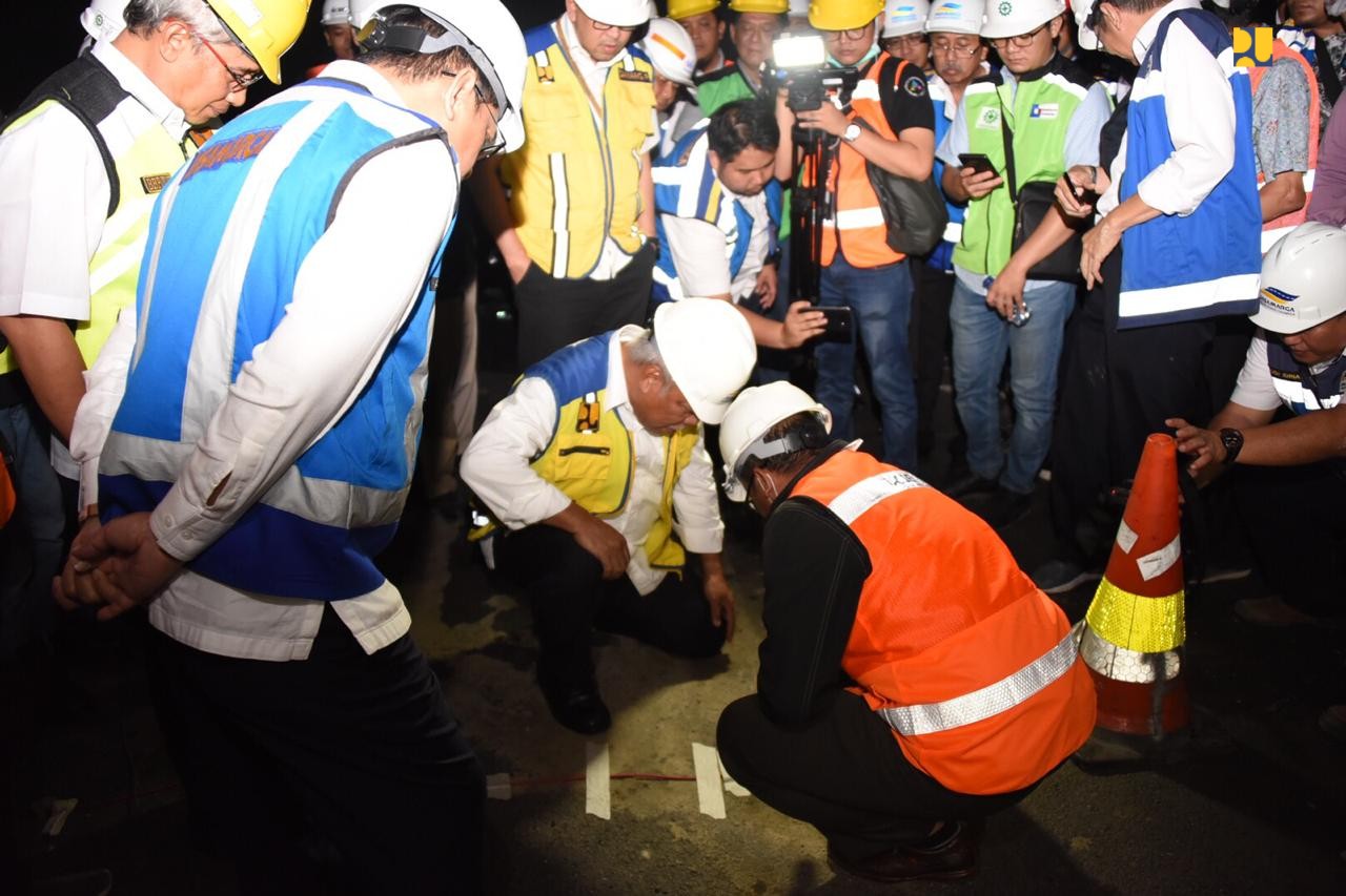 Menteri Basuki saat meninjau uji bebab Jalan Tol Layang Jakarta-Cikampek, Senin malam 23 September 2019. (Foto: Kementerian PUPR)