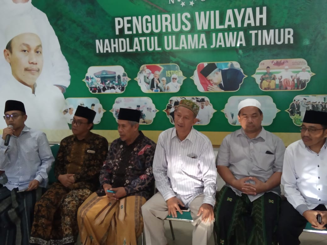 Ketua PWNU Jawa Timur KH Marzuki Mustamar dan para kiai di PWNU Jatim. (Foto: nu/ngopibareng.id)