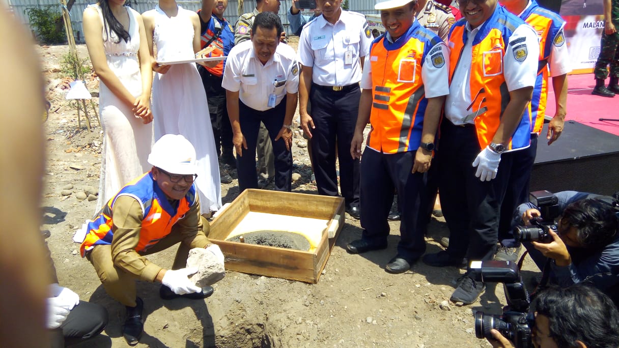 Wali Kota Malang, Sutiaji, saat melakukan prosesi peletakan batu pertama perluasan Stasiun Malang Kota Baru (Theo/ngopibareng.id)