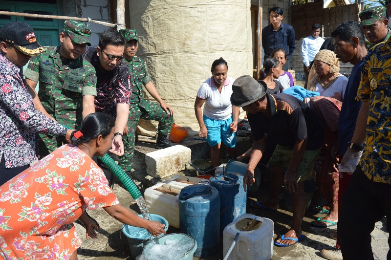 Dandim 0815 Bersama Kacab IMM dan Kabakesbang saat salurkan air bersih di Dusun Tempuran Desa Simongagrok, Dawarblandong
