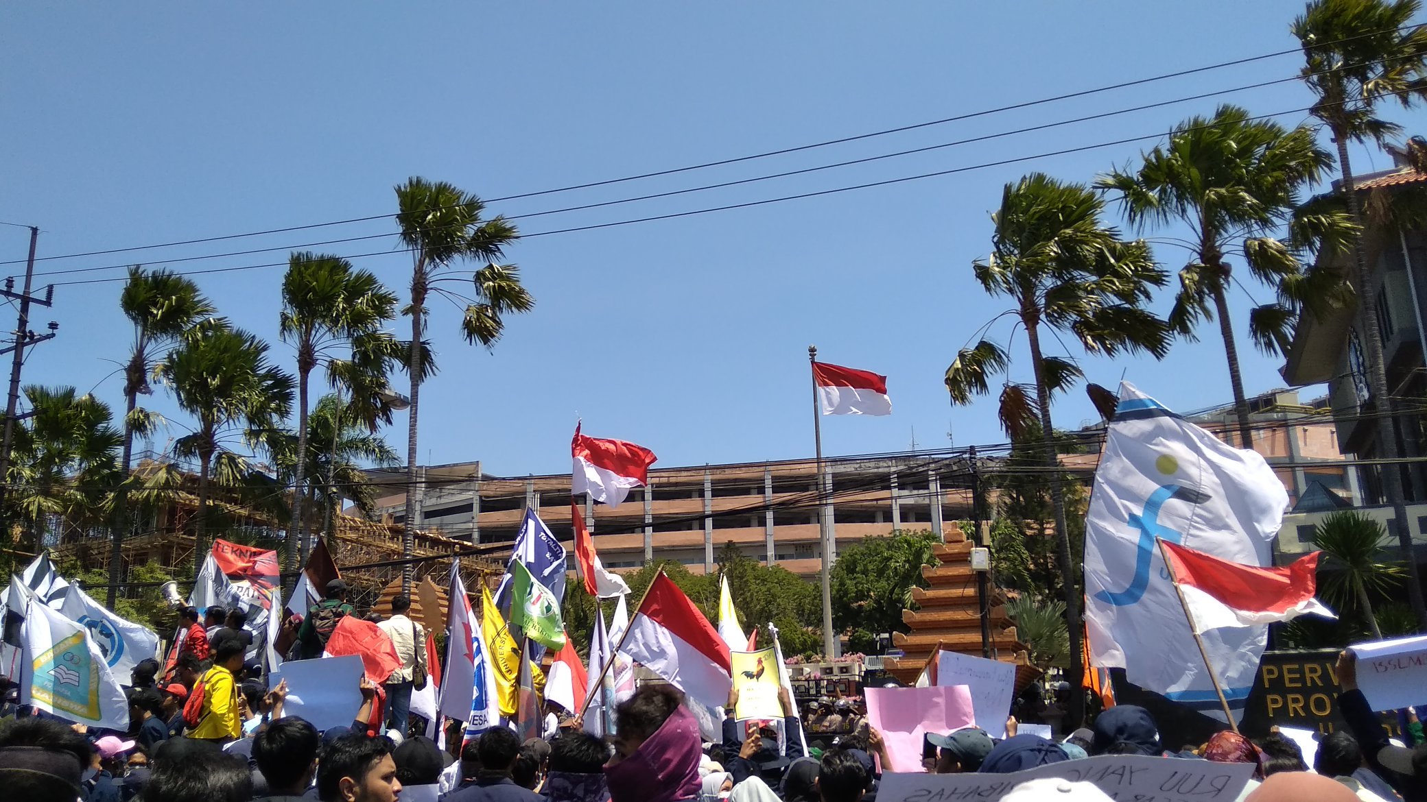 Para mahasiswa yang tergabung dalam Aliansi BEM Surabaya memadati DPRD Jatim. 