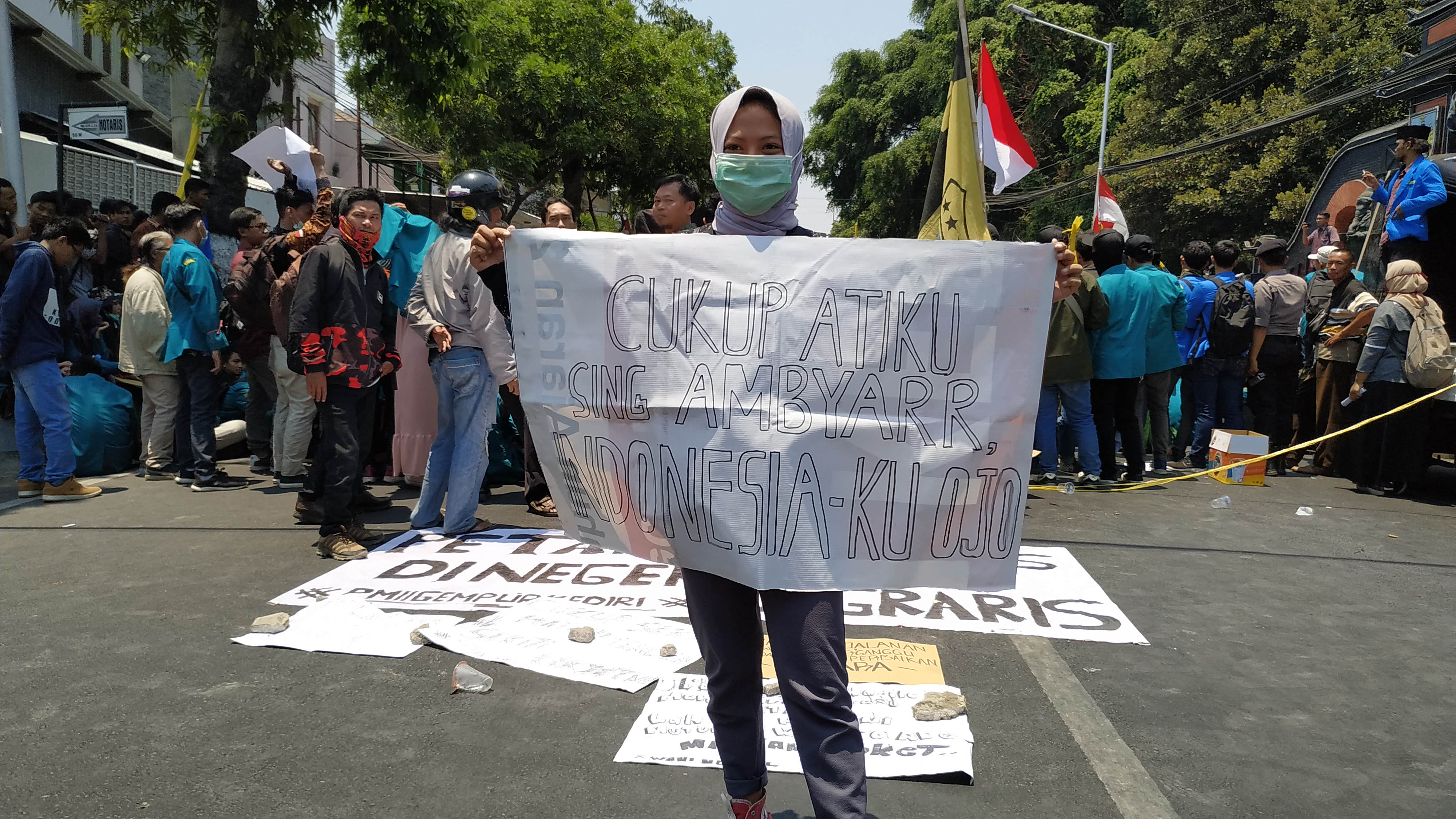 Momentum hari Tani dimanfaatkan ratusan mahasiswa se-Kabupaten Kediri untuk datangi kantor DPRD Kabupaten Kediri. (Foto: Fendhy/Ngopibareng.id)