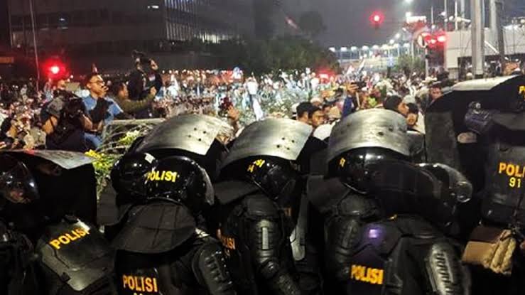 Polisi mengantisipasi demo dengan gas air mata. (foto: ist/ngopibareng.id)