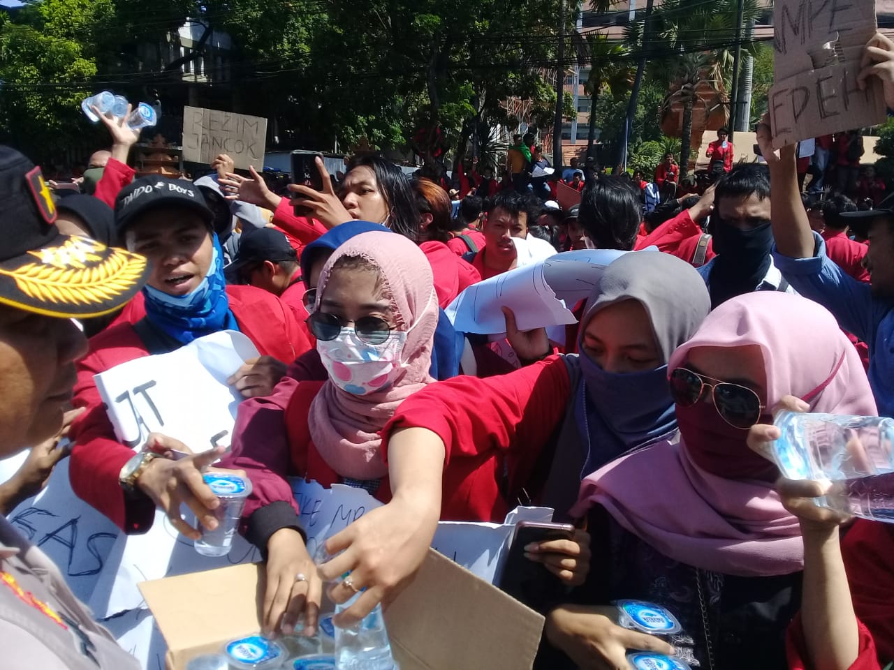 Para mahasiswa yang berasal dari Aliansi BEM Surabaya saat berdemonstrasi di depan DPRD Jatim. (Foto: Faiq/ngopibareng.id)
