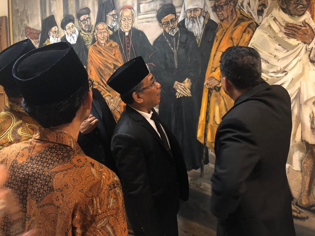 KH Yahya Cholil Staquf mendapat penjelasan Mgr Indunil Kodithuwakku tentang lukisan koleksi terbaru di Vatikan, Selasa 24 September 2019. (Foto: arif afandi/ngopibareng.id)