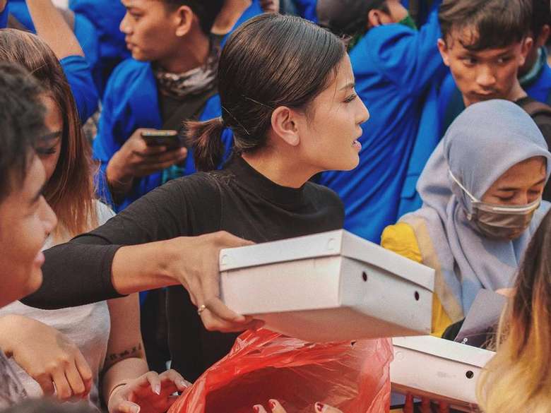 Selebgram Awkarin bagi-bagi 3.000 nasi kotak untuk massa demo di depan Gedung DPR RI, pada Selasa 24 September 2019. (Foto: Instagram Awkarin)
