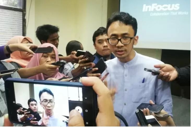 Direktur LBH Jakarta Arif Maulana saat memberikan keterangan soal pembukaan posko.  (Foto: Antara/Zuhdiar Laeis)