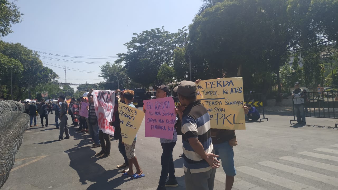 Para PKL saat menggelar aksi demo di depan DPRD Kota Surabaya. (Foto: Alief/ngopibareng.id)