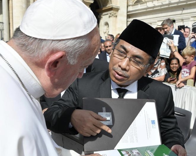 Katib Aam PBNU KH Yahya Cholil Staquf saat bertemu Paus Fransiskus di Vatikan. (foto istimewa)