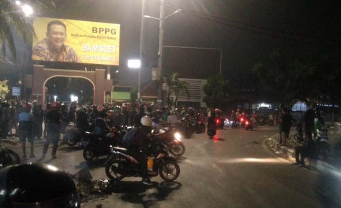 Massa di Jalan Pejompongan, yang mulai aksi tengah malam. (Foto:Merdeka) 