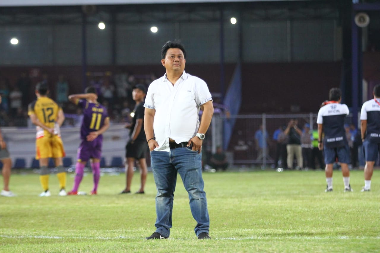 Pelatih kepala tim Persik Kediri, Budiarjo Thalib saat memimpin sesi latihan di Stadion Brawijaya, Kamis, 26 September 2019.  (Foto: Istimewa)