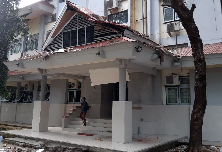 Gempa mengakibatkan sebuah bangunan kampus di Ambon rusak. (Foto: BPBD)
