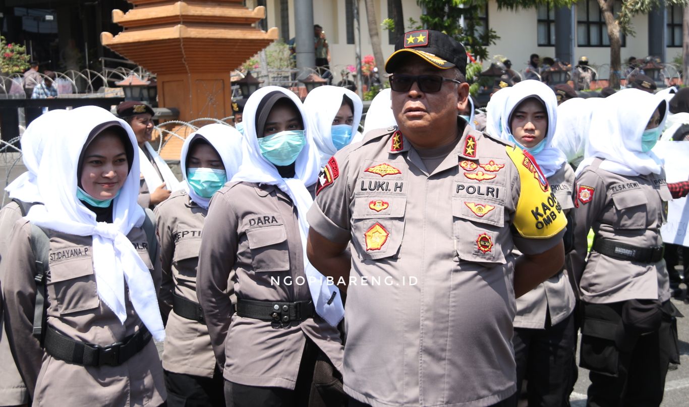 Kapolda Jatim, Irjen Luki Hermawan saat mengamankan aksi demo di depan DPRD Jawa Timur. (foto: Haris/ngopibareng.id)