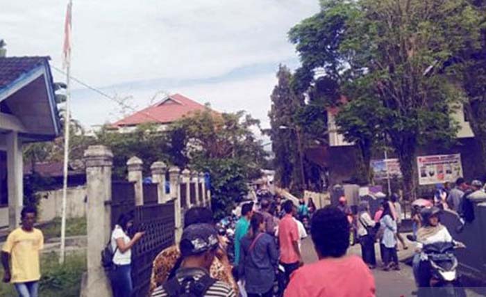 Warga berhamburan di pemukiman warga di Kota Ambon Kamis pagi, karena merasakan gempa dengan magnitudo 6,8. (Foto:Antara)