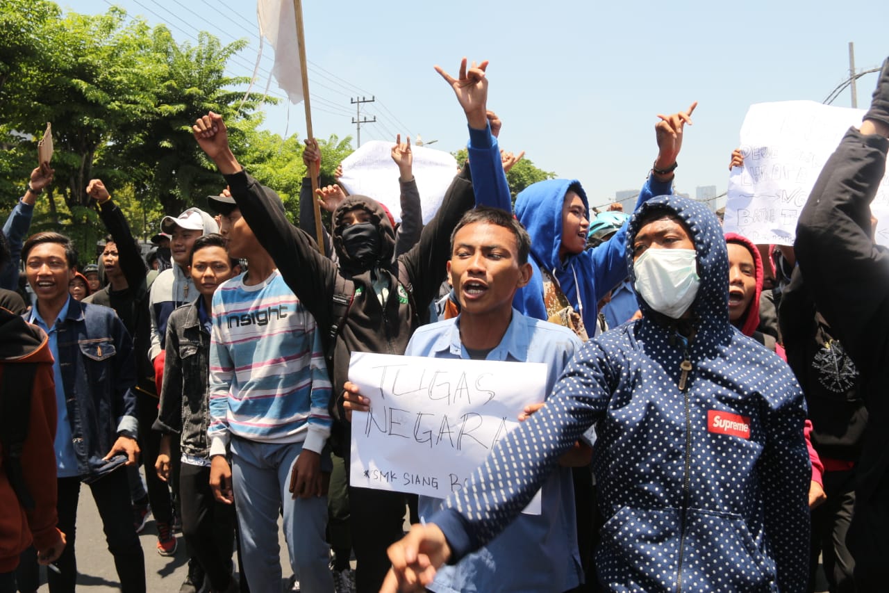Ratusan pelajar SMK dan SMA di Surabaya ikut aksi di gedung DPRD Jatim, Kamis, 26 September 2019. (Foto: Haris/ngopibareng.id)