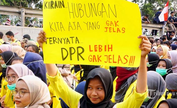 Mahasiswa UI berunjuk rasa di depan gedung DPR-RI Jakarta hari Rabu kemarin. (Foto:Antara)