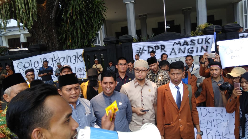 Penyerahan tiga bungkus tolak angin kepada pimpinan DPRD Kota Malang yang diberikan oleh massa aksi. (Foto: Theo/ngopibareng.id) 