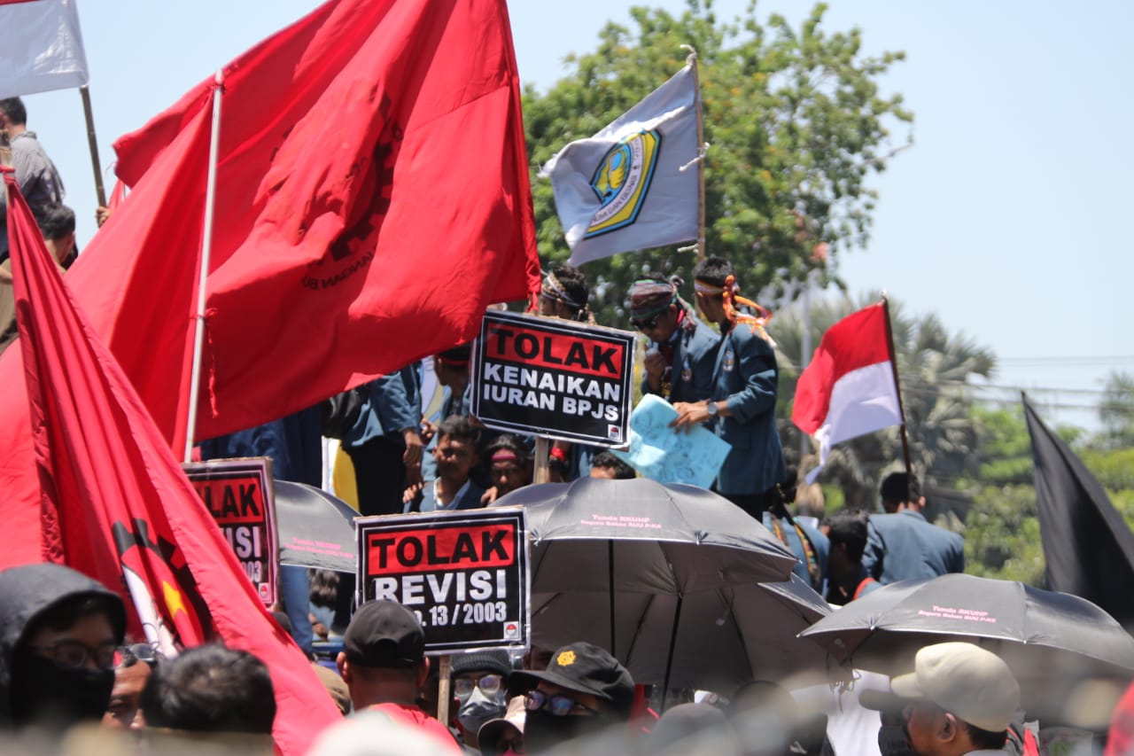 Aksi massa #SurabayaMenggugat di depan Gedung DPRD Jatim. Mereka nyaris ricuh karena ada segelintir massa diizinkan masuk ke dalam gedung perwakilan rakyat tersebut. (Foto: Haris/ngoppibareng.id)