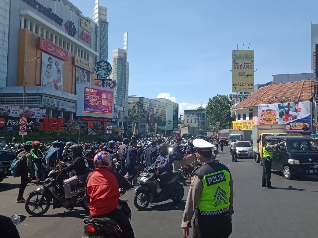 Aksi demonstrasi mahasiswa di Gedung DPRD Jatim dan parkir insidentil di area Jalan Blauran mengakibatkan kemacetan di beberapa titik Kota Surabaya. (Foto: Alief/ngopibareng.id) 