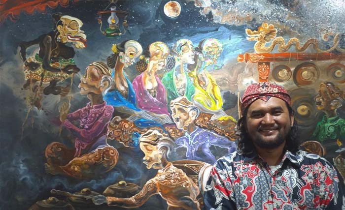 Triyoso Yusuf dan karyanya yang dipamerkan di Galeri Prabangkara, Taman Budaya Jatim Jl.Gentengkali Surabaya. (Foto:anis)