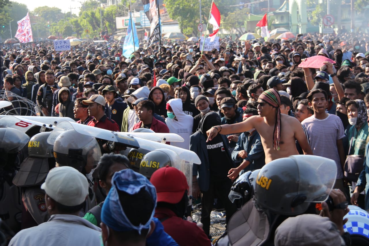 Aksi massa #SurabayaMenggugat di depan Gedung DPRD Jatim. Mereka memaksa masuk ke gedung dewan. (Foto: Haris/ngoppibareng.id)