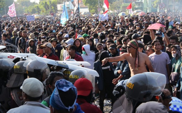 Aksi massa #SurabayaMenggugat di depan Gedung DPRD Jatim. Mereka memaksa masuk ke gedung dewan. (Foto: Haris/ngoppibareng.id)