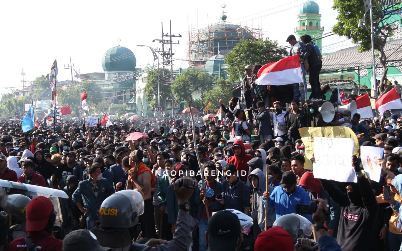 Massa aksi mahasiswa di depan DPRD Jawa Timur. (Foto: Haris/ngopibareng.id)