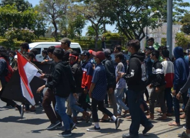 Sejumlah massa aksi #SurabayaMenggugat terdapat anak-anak di bawah umur. Mereka ikut aksi di depan DPRD Jawa Timur. (Foto: Istimewa)