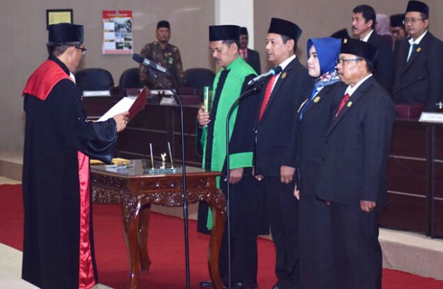 Abdul Ghofur bersama dua wakilnya, Retno Wardhani dan Darwoto saat sumpah jabatan, dipandu Ketua PN Lamongan M. Sainal (Foto: Nasih/ngopibareng.id)
