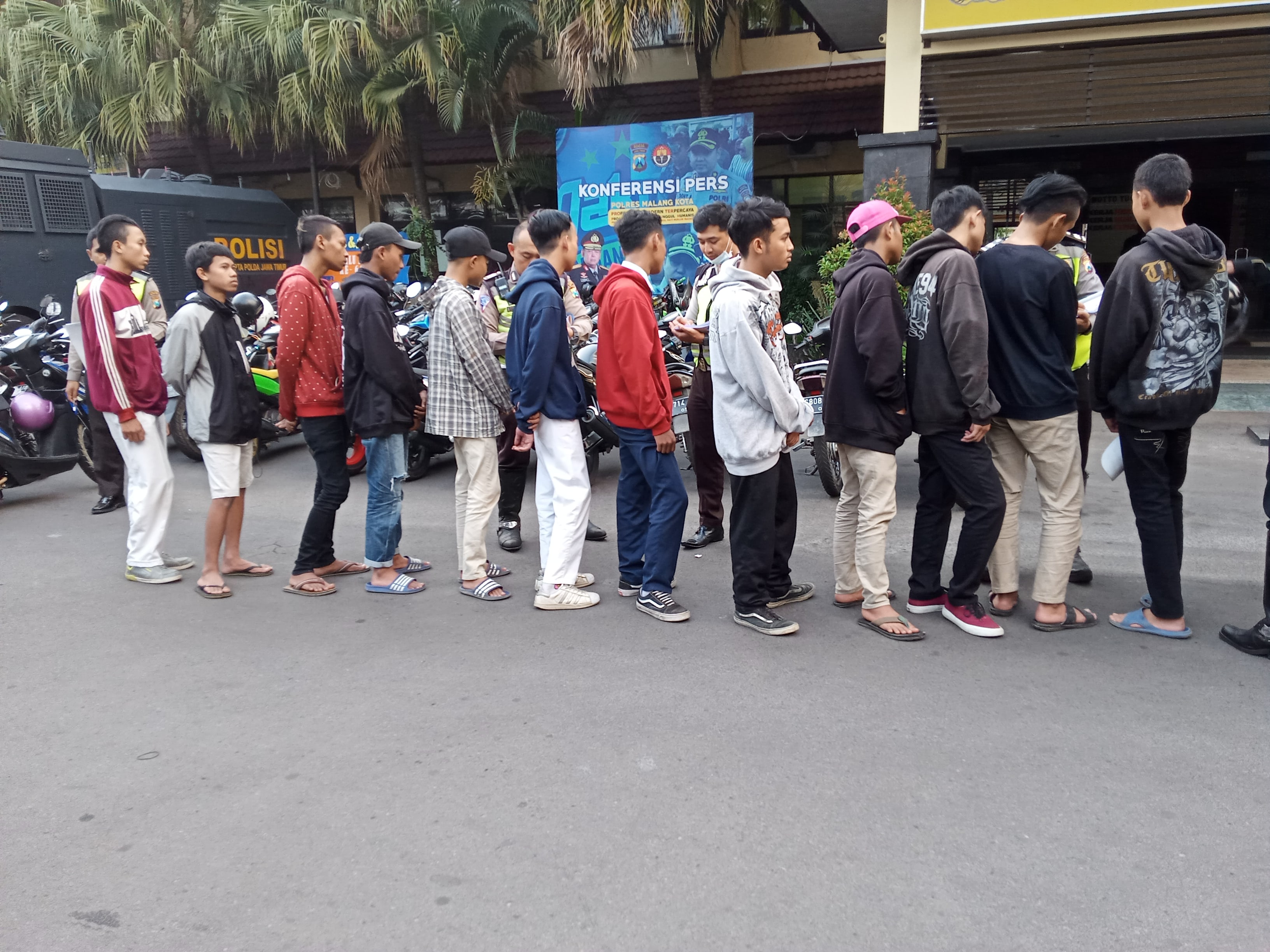 Puluhan pelajar SMA di Malang diamankan di Mapolresta Malang. (Foto: Theo/ngopibareng.id)