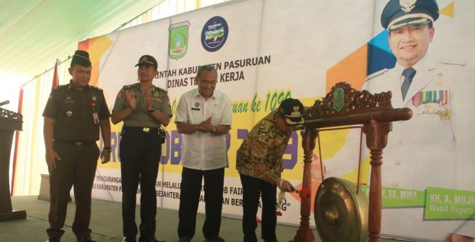 Wakil Bupati Pasuruan Mujib Imron membuka Jo Fair Pasuruan 2019 yang diselenggarakan Dinas Tenaga Kerja Kabupaten Pasuruan. (Foto: Dok. Humas)