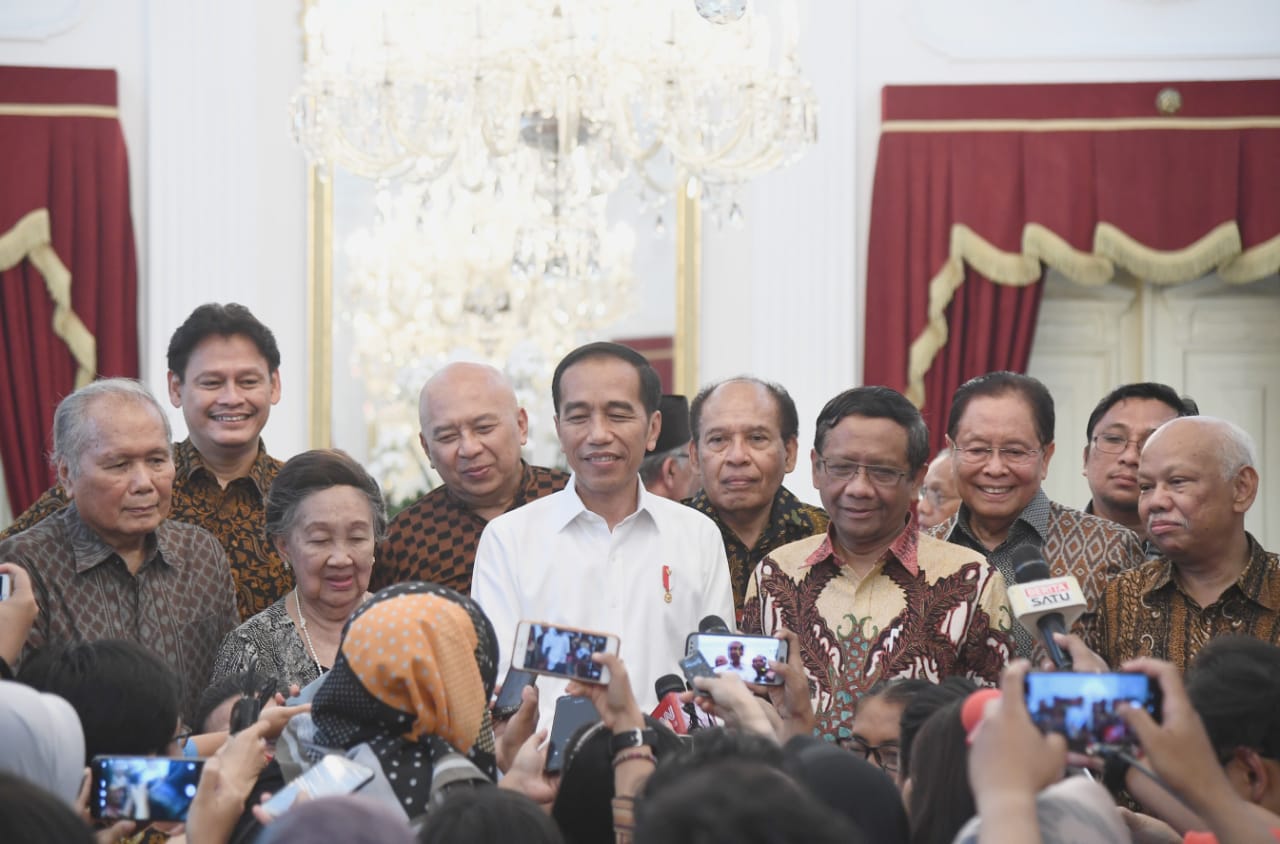 Presiden usai bertemu dengan puluhan cendekiawan dan budayawan di Istana Merdeka, pada Kamis, 26 September 2019. (Foto: Setpres/BPMI)